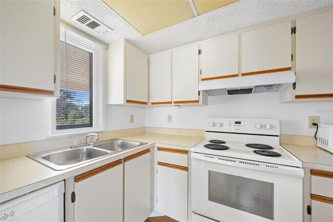 Building Photo - 19505 Quesada Ave