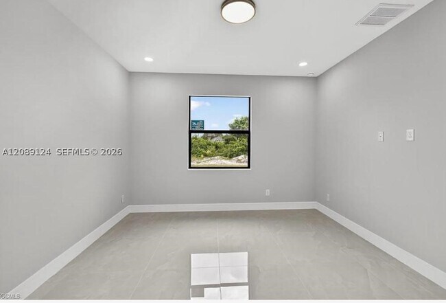 Building Photo - 631 Summit Ave S