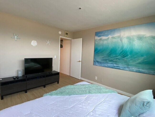 Building Photo - Enjoy coastal living at its finest! Spacio...