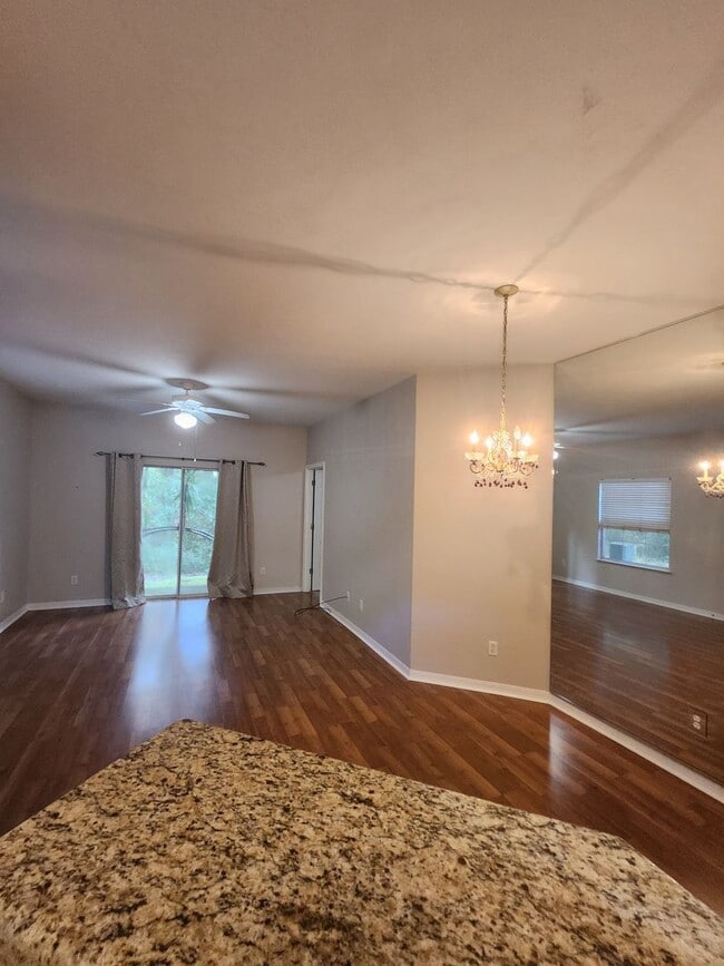 Building Photo - Move in Ready in NW Gainesville!