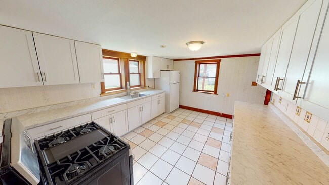 Building Photo - 4 Bedroom / 1 Bath Home For Rent!