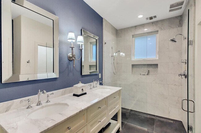 Building Photo - Lake View, 5 bedroom, 3 bath home in gated...