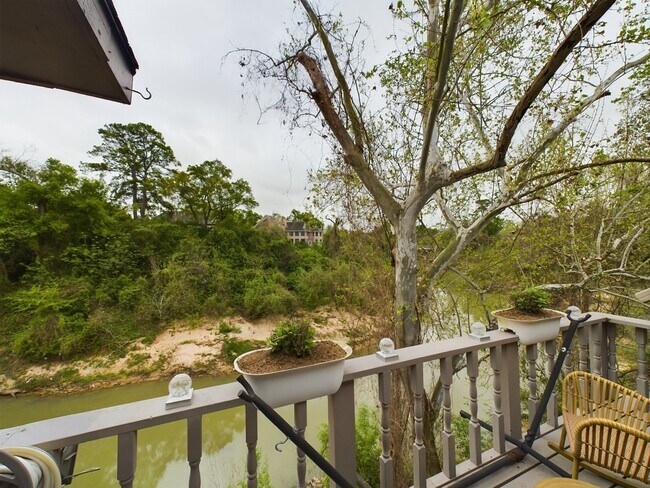 Building Photo - 9400 Doliver Dr