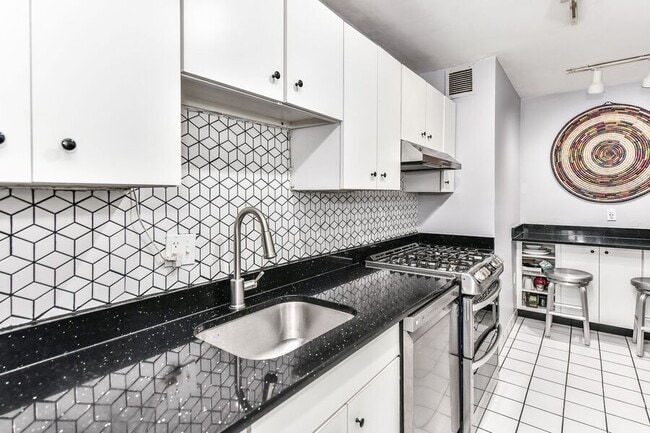 Building Photo - Luxurious 1BR Corner Unit in Prime Dupont ...