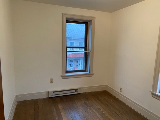 Building Photo - Spacious Manheim 3 Bedroom, 2 Bath House