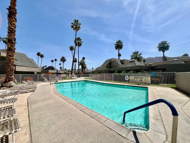 Building Photo - AVAILABLE NOW! 2 Bedroom / 2 Bathroom Cond...