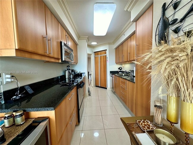 Building Photo - 16500 Collins Ave