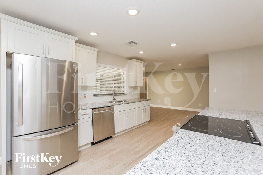 Building Photo - 7033 Crestlake Dr