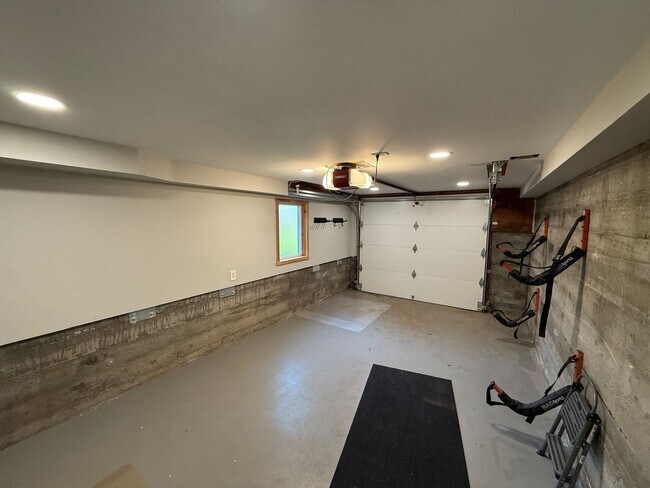 Building Photo - Stunning 4 Bed 4 Bath Home Steps from Golden Gardens in Ballard with MIL Suite