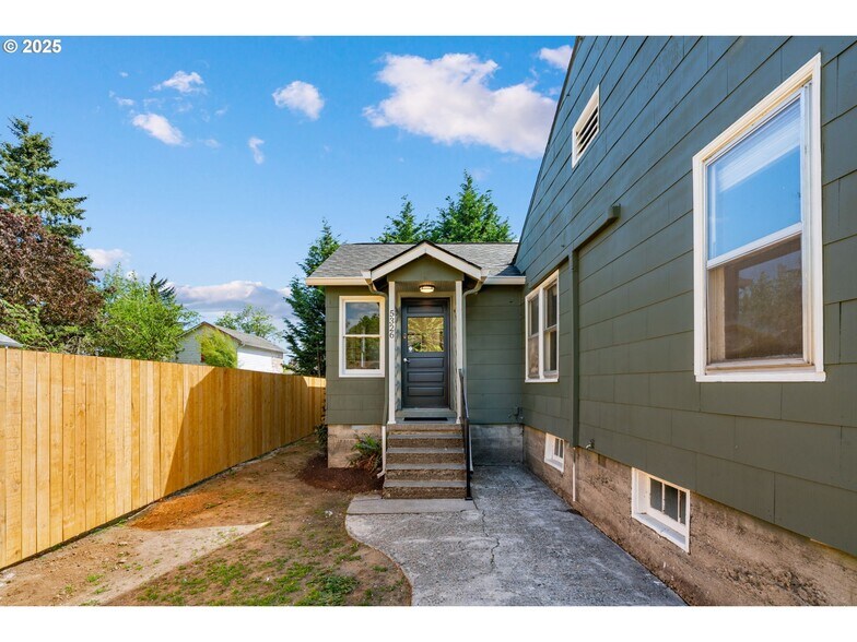 Building Photo - 5324 SE Flavel St