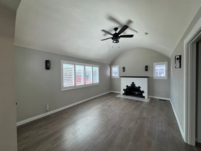 Building Photo - Beautiful Freshly Renovated 2bd 2ba House