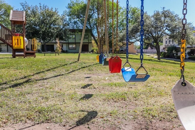 Building Photo - $250 OFF first months rent!!! 3 bedroom 2....