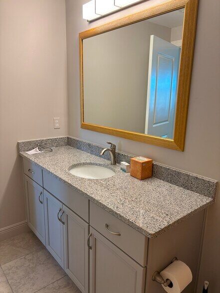 Guest Bath - 260 Hidden Bay Dr