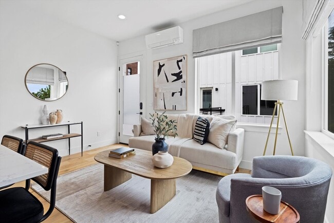 Building Photo - Bright & Charming 2bed/2bath Townhome in P...