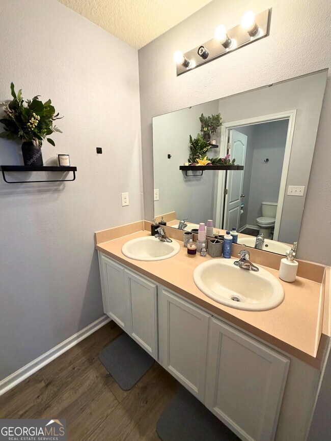 Building Photo - 215 Brooklet Cir