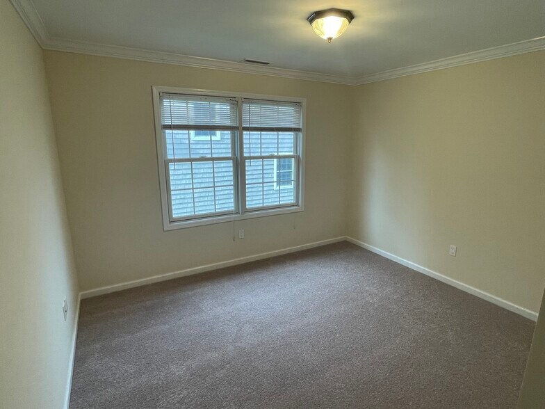 Building Photo - 292 Hemlock Ter