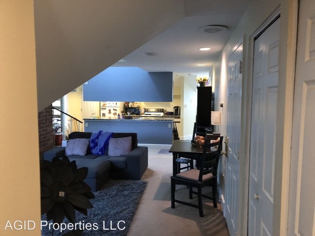 Building Photo - 2128 Alpine Pl