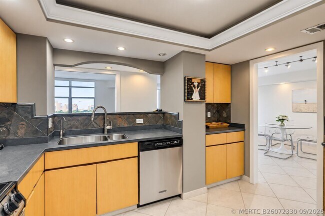Building Photo - 1 Las Olas Cir