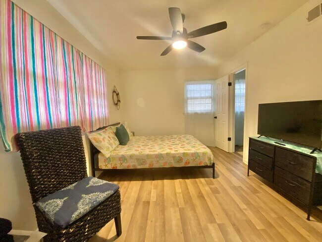Building Photo - Newly remodeled 3 bed 2 bath now available (furniture incl.)