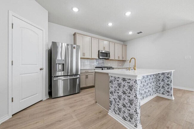 Building Photo - 245 Leeland Dr
