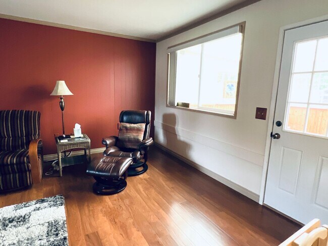 Building Photo - Beautiful yard, 3 bedroom 1 bath rambler i...