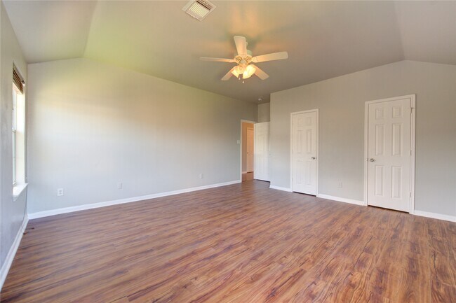 Building Photo - 5527 Gatesprings Ln
