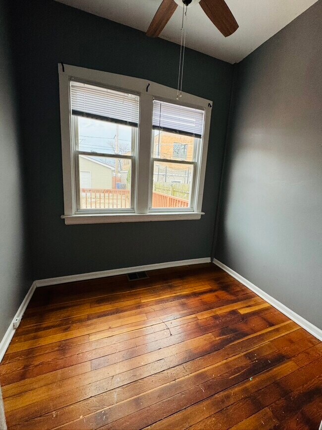 Building Photo - 2123 N Mango Ave