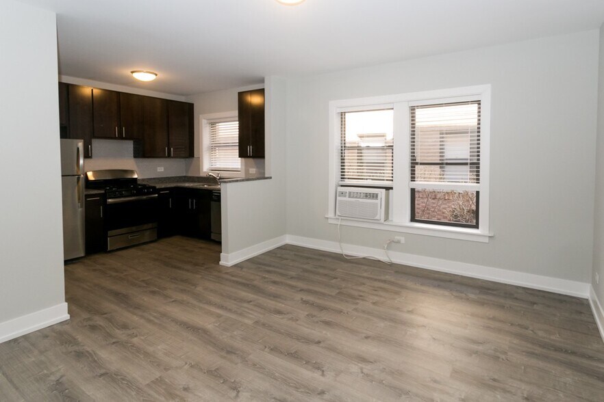 Building Photo - 735 W Brompton Ave