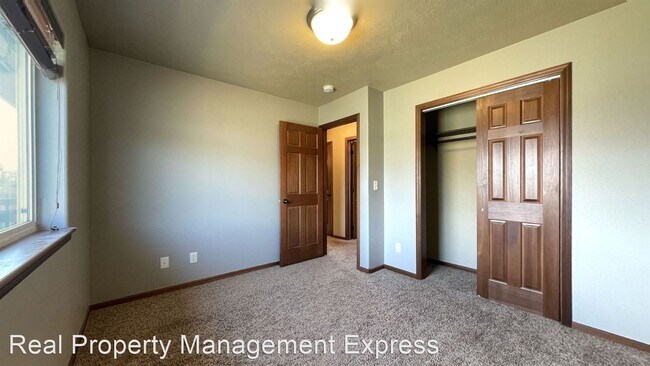Building Photo - 4 br, 2 bath House - 426 N Perry Ln