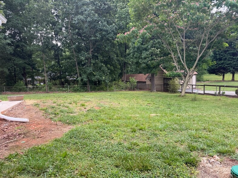 Building Photo - 1722 Maple Ln
