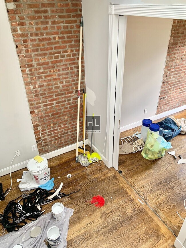Building Photo - GORGEOUS MIDTOWN WEST 2 BEDROOM - WON'T LA...