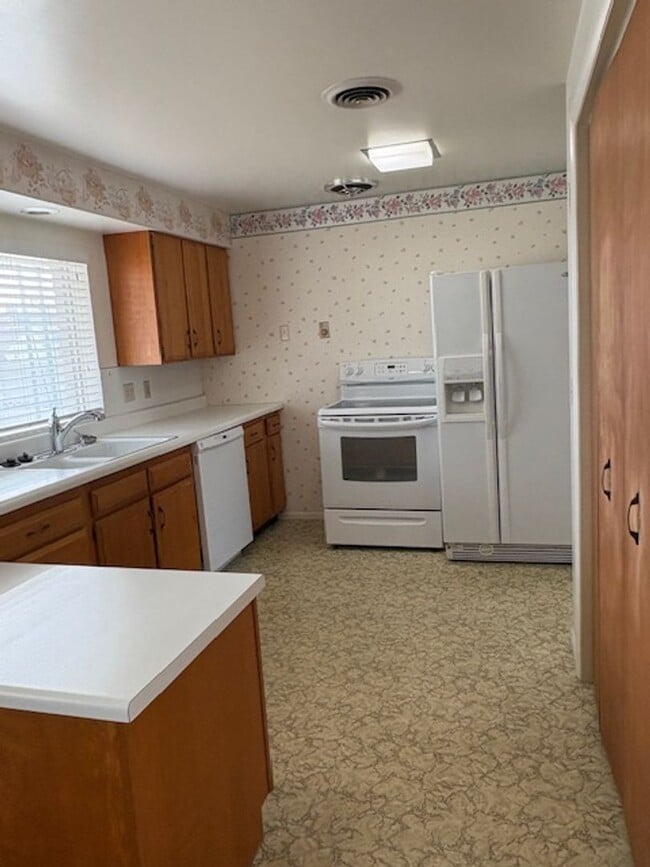 Building Photo - Single-family Home with 2 bedrooms and an office.