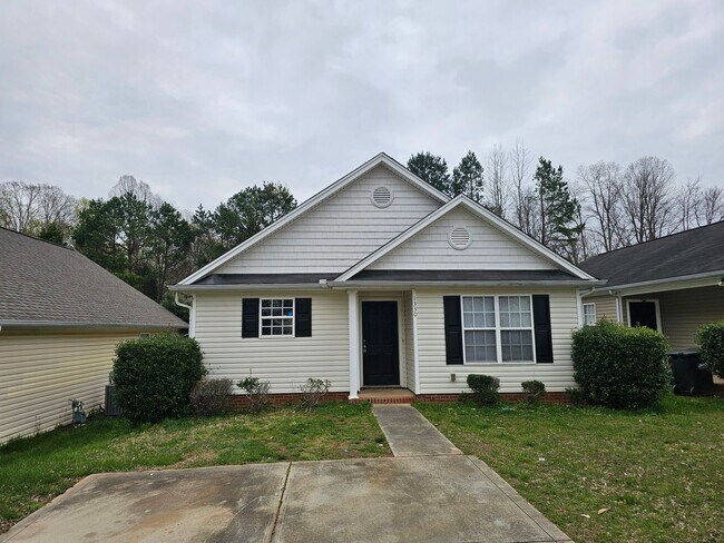 Building Photo - Remodeled Ranch Home Minutes from Uptown Charlotte