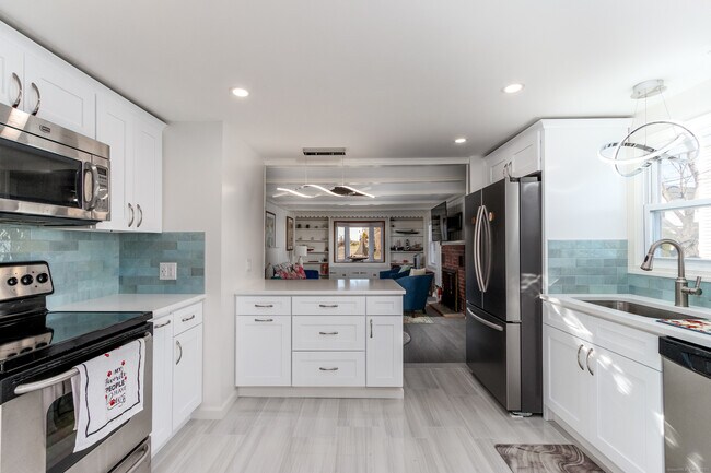 Building Photo - 18 Bay St