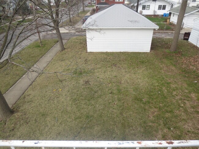 Building Photo - 826 Nuttman Ave