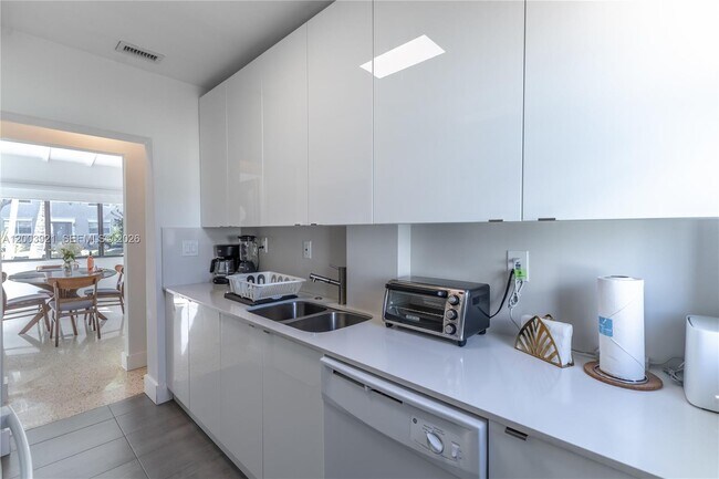 Building Photo - 12344 NE 9th Ave