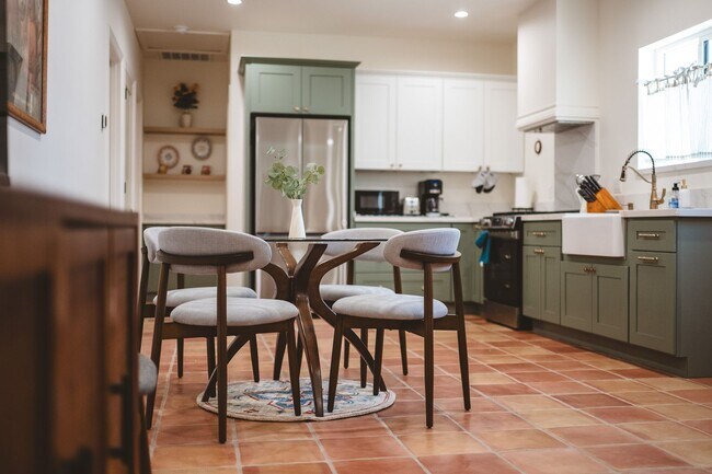 Building Photo - Contemporary New home in Monrovia