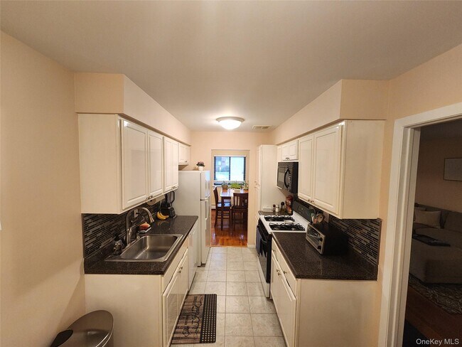 Building Photo - 6 Charles Ln