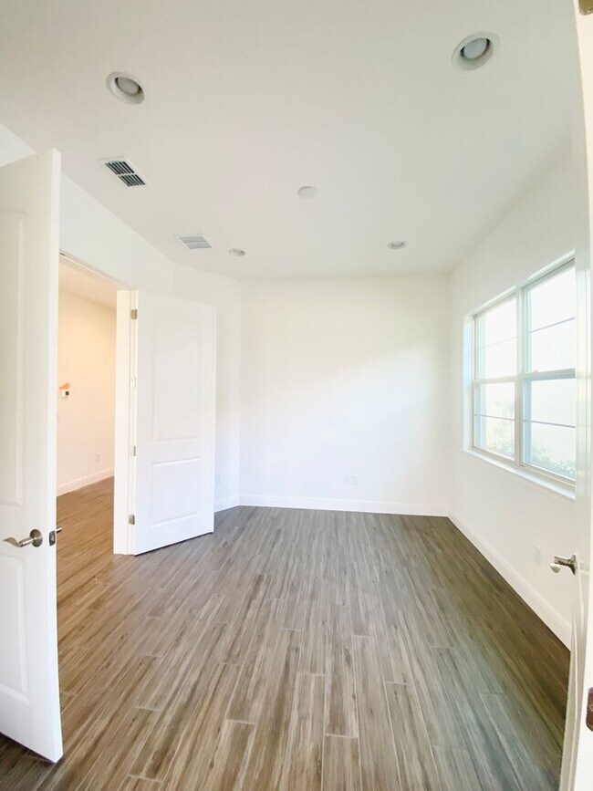 Building Photo - Luxury house for rent