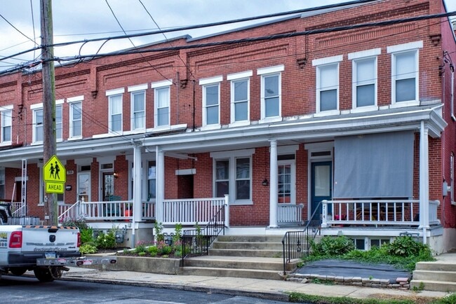 Building Photo - 712 N Pine St