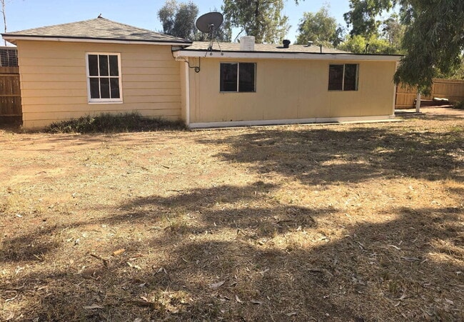 Building Photo - CHARMING NORTH PHOENIX HOME WITH FIREPLACE AND BACKYARD