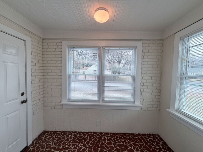 Building Photo - Cozy 3 Bedroom Home Ready for Move In!!