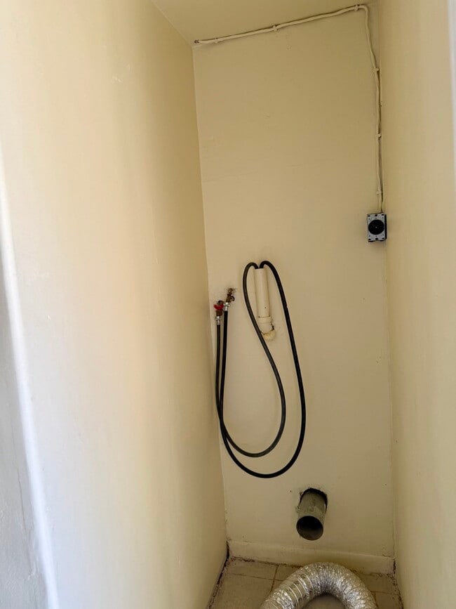 Building Photo - 1608 Dyer Ave