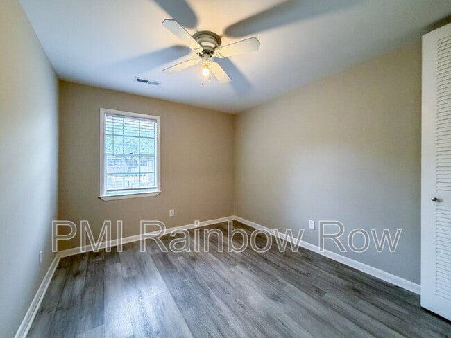 Building Photo - 425 Carriage Ln