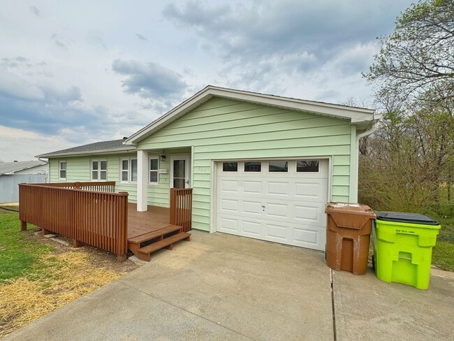 Building Photo - Modern Ranch Retreat