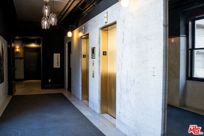 Building Photo - 460 S Spring St