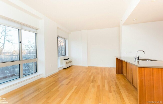 Building Photo - 3585 Greystone Ave