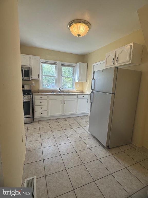 Building Photo - 75 Melrose Ave