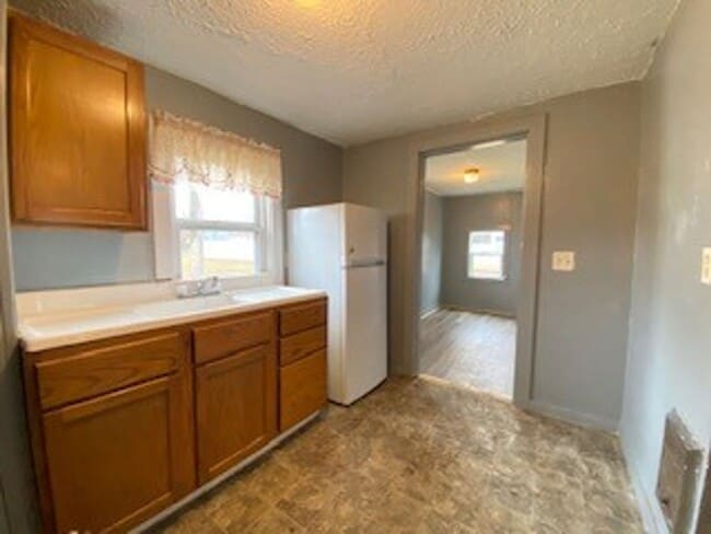 Building Photo - $200 OFF FIRST MONTH RENT -1 Bedroom Single Family Home in Elkhart!