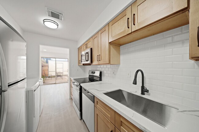 Building Photo - 7949 Ellinger Ln